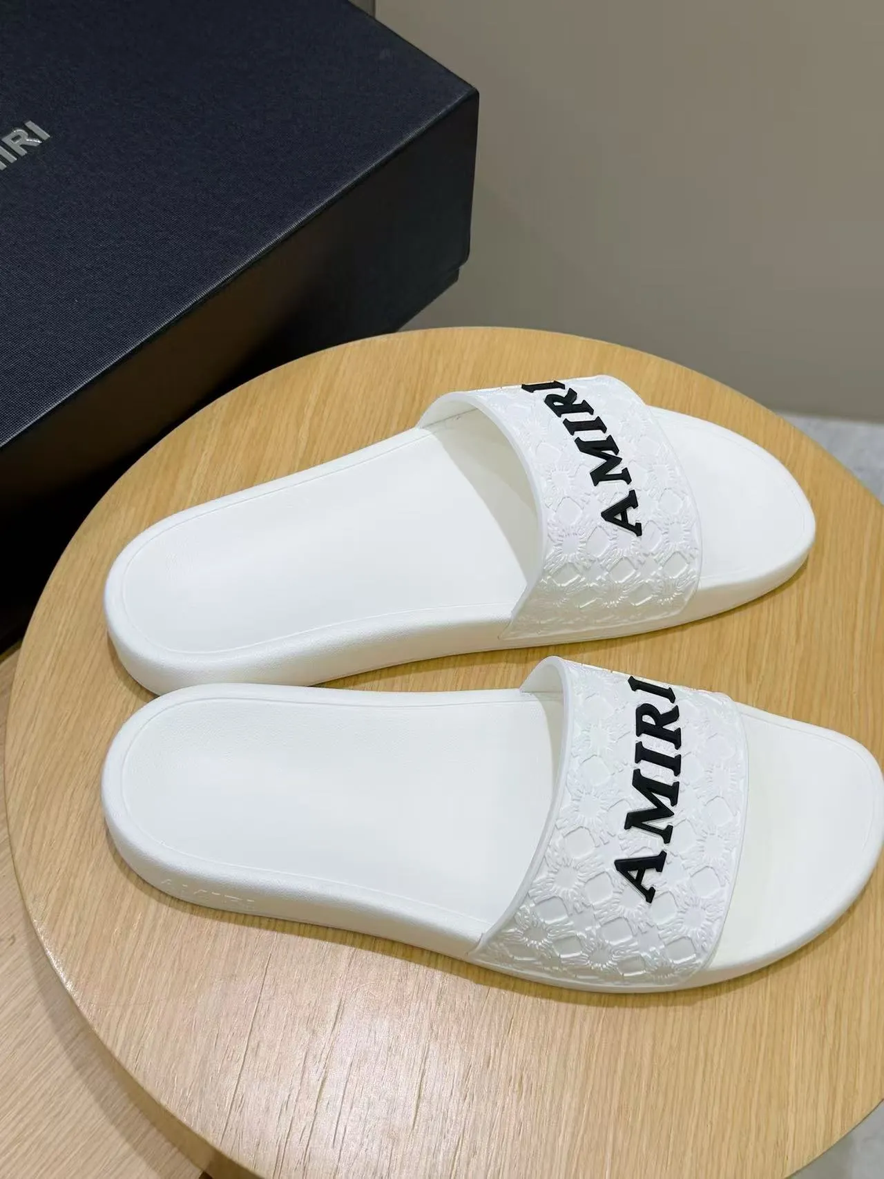 [AMIRI* Emil] P: 300💰 Size: 39-45 Official website new original 1:1 AMIRI* Emil classic men's slippers, high-end boutique, original material, TPU upper, foam bottom, fine workmanship, casual, loose and comfortable, a must-have in summer.